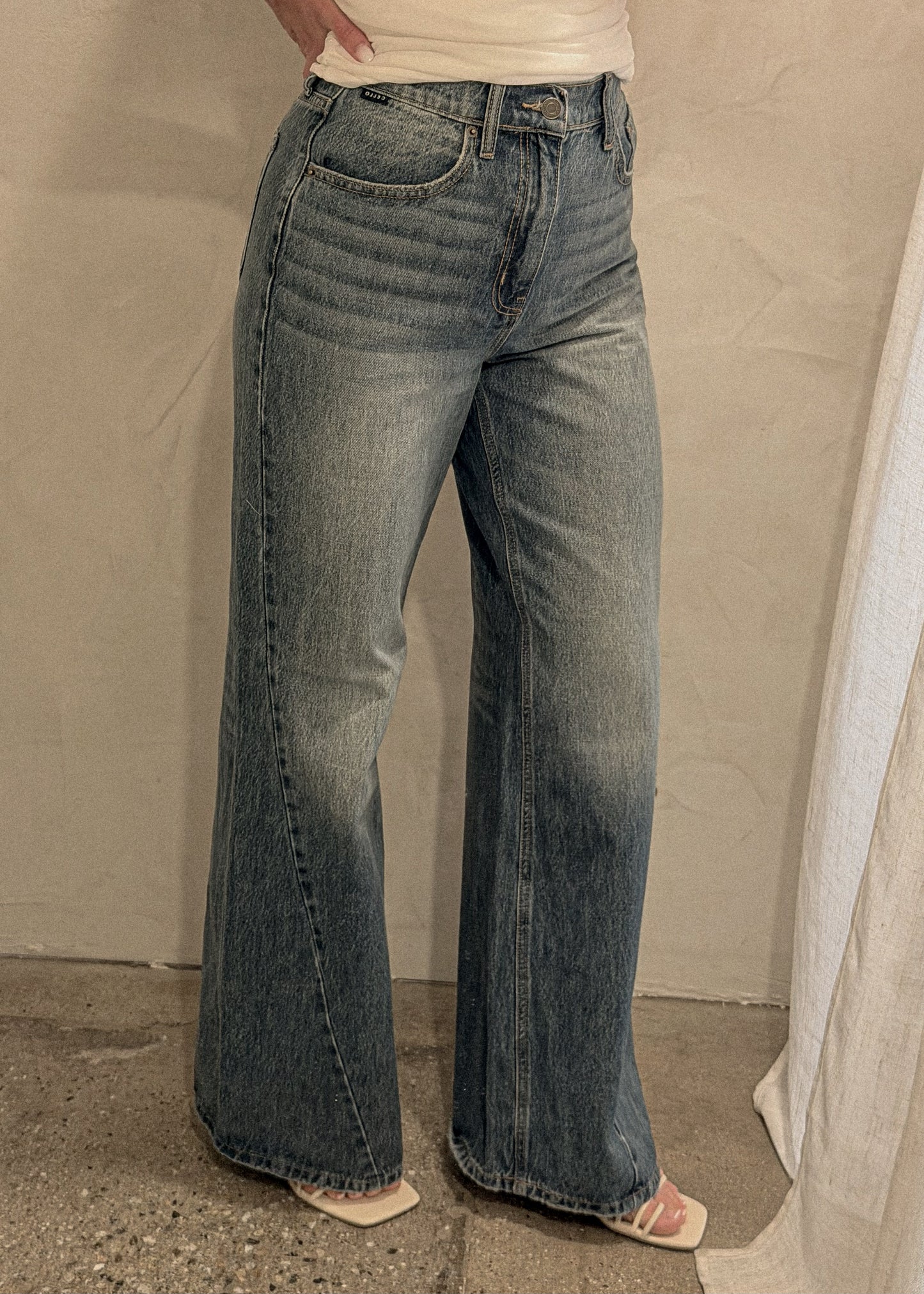 High Rise Wide Leg - Medium Wash