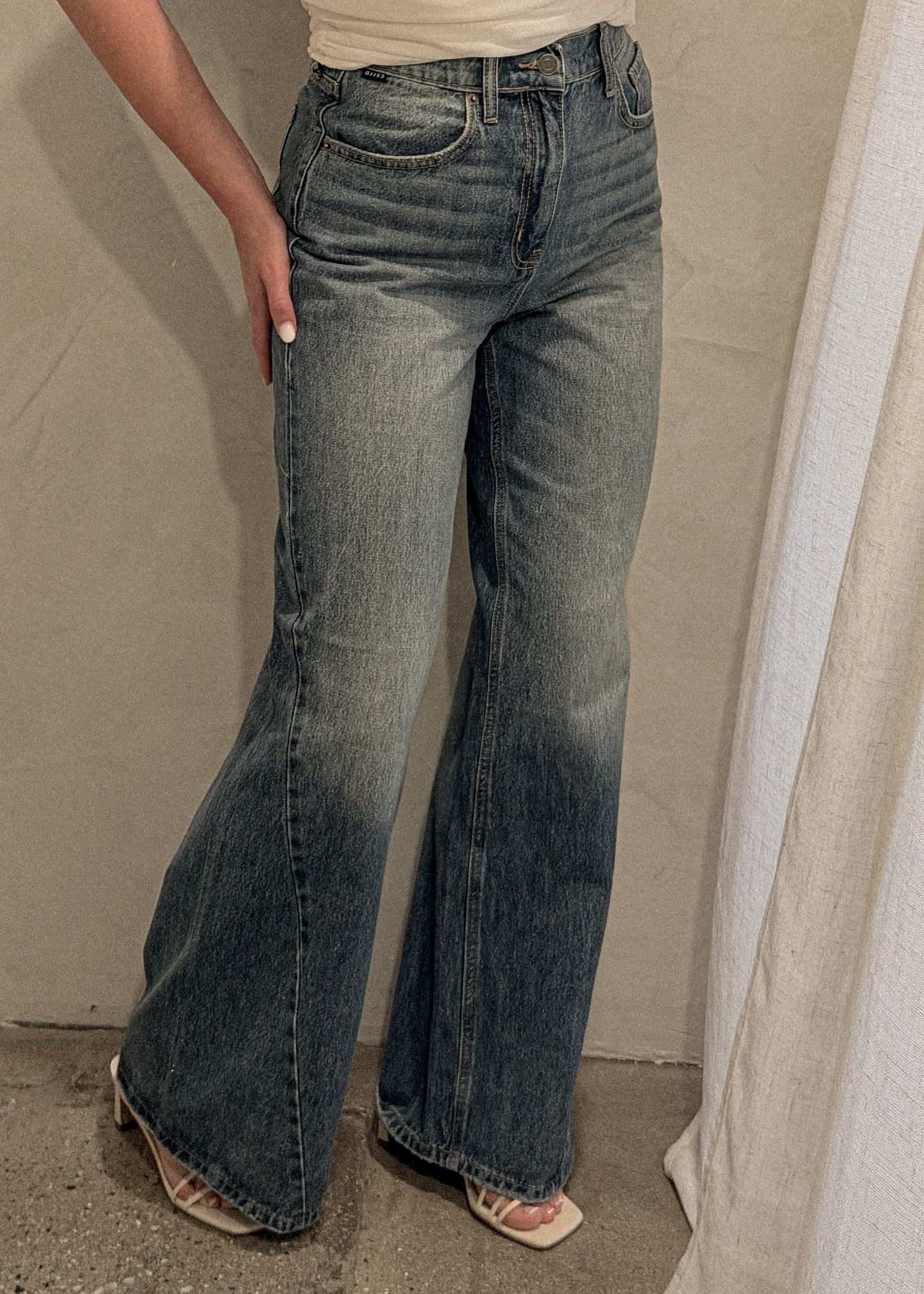 High Rise Wide Leg - Medium Wash