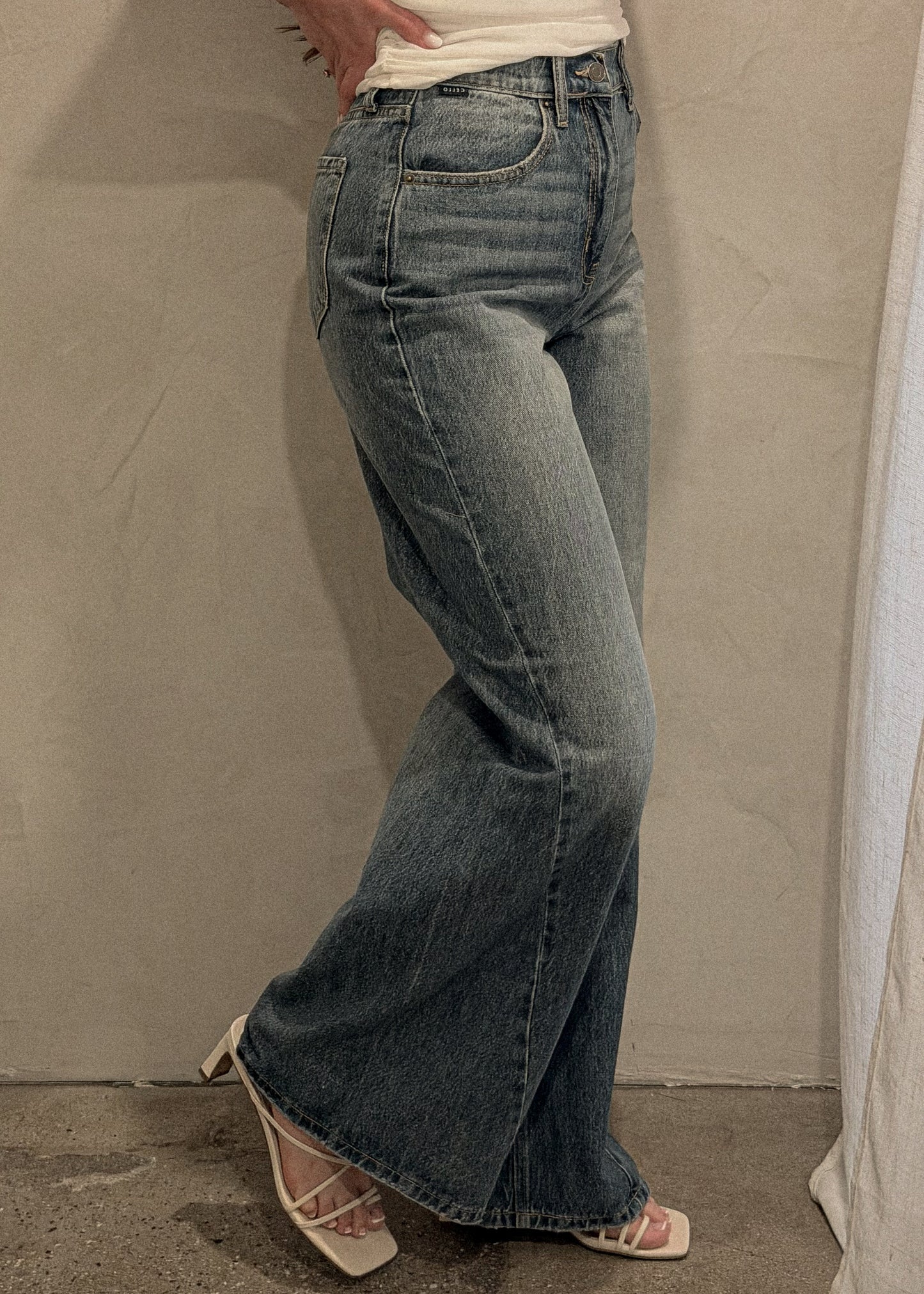 High Rise Wide Leg - Medium Wash